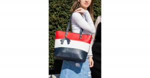 Sötétkék/fehér/piros válltáska táskadísszel