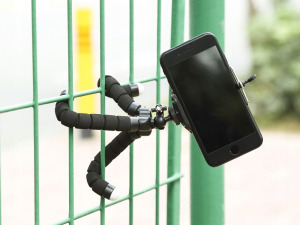 Rugalmas háromlábú állványos telefontartó