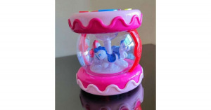 Zenélő elemes körhinta, lovacskákkal, világító, forgó, 10,5 x 11,5 cm, rózsaszín