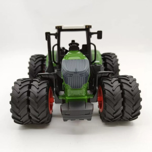 Nyolckerekű szimulált játék traktor