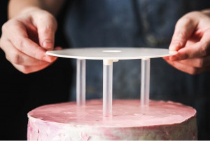 Tortaállvány emeletes tortához