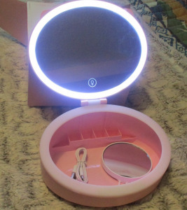 Kozmetikai tároló smink tükörrel, világítással