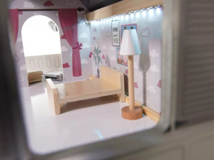 Fa babaház bútorokkal - 78 cm, fekete, LED világítással