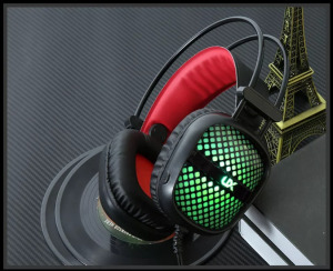 Gamer fejhallgató, USB + 2db 3,5mm jack, zajszűrő, RGB világítás, fekete