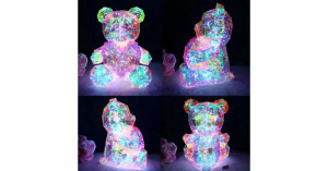 Akril maci rózsaszín szívvel díszdobozban, LED világítással 25 cm