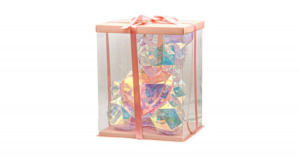 Akril maci rózsaszín szívvel díszdobozban, LED világítással 25 cm