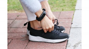 F1 Plus Smart Fitness karkötő fekete színben