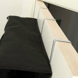 Ajtóra szerelhető cipőtároló - fekete színű