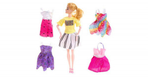 Baba fésülködőasztallal és ruhákkal