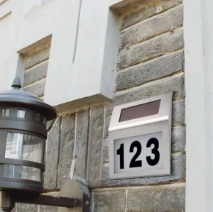 Napelemes világító házszám tábla